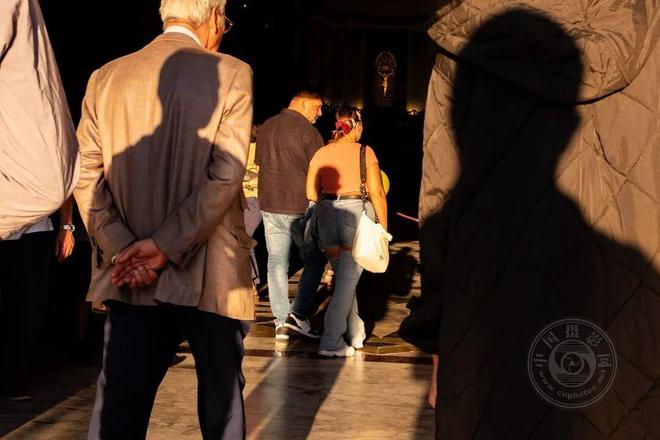 捕捉世界的偶然与诗意2025年世界街头摄影奖获奖公布（三）(图3)